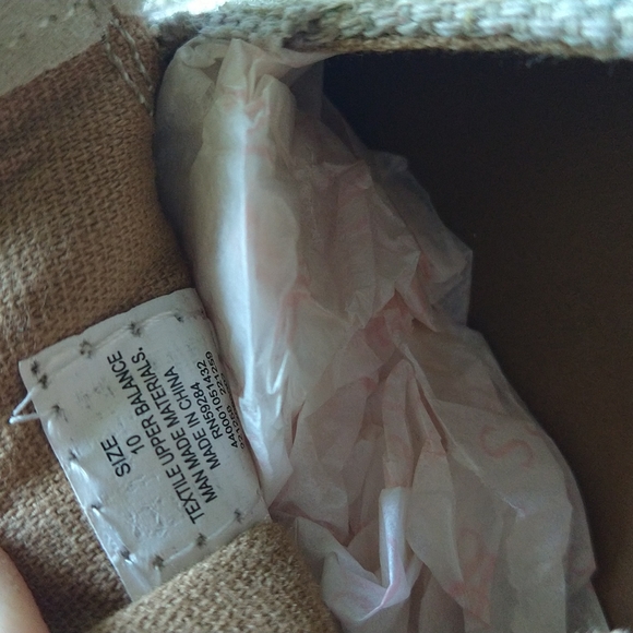 Toddler.Never worn: Canvas Shoes. Size 10 Toddler. Unisex - Picture 12 of 12